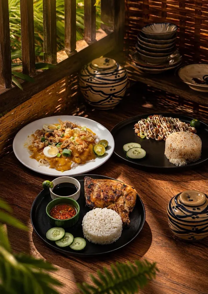 Rice plates with grilled chicken and dipping sauces